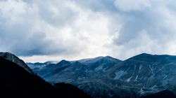 站在大山顶端傲视群山的唯美森林风景图片