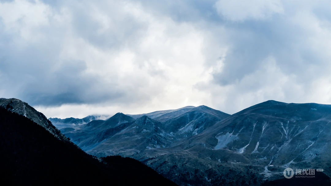 站在大山顶端傲视群山的唯美森林风景图片