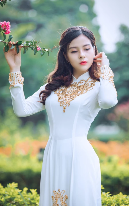 花园中穿白长裙的长发美女手机壁纸