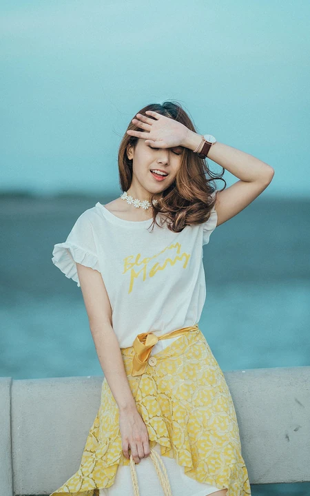 海边吹风的森系长发美女手机壁纸