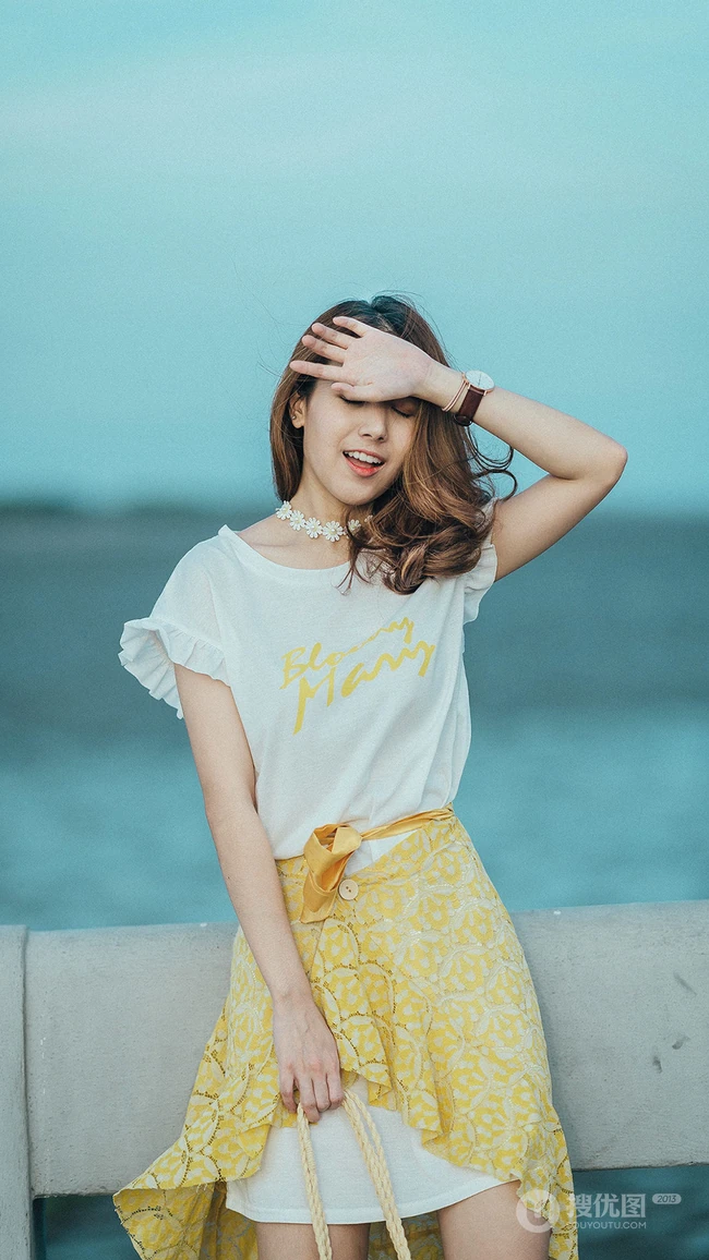 海边吹风的森系长发美女手机壁纸