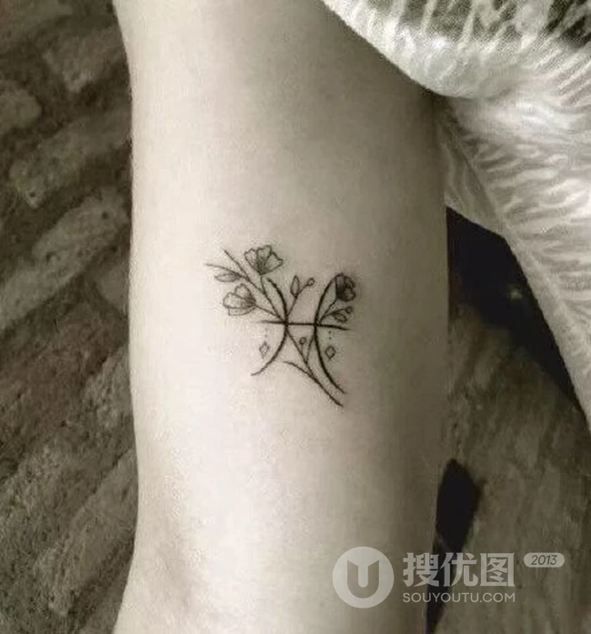 双鱼座纹身图案，女性背部，手腕，手臂双鱼图案图片欣赏 第4张