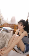 高颜值苗条白皙浅粉小妹小姐姐肩带背心牛仔热裤气质文艺写真