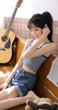 高颜值苗条白皙浅粉小妹小姐姐肩带背心牛仔热裤气质文艺写真
