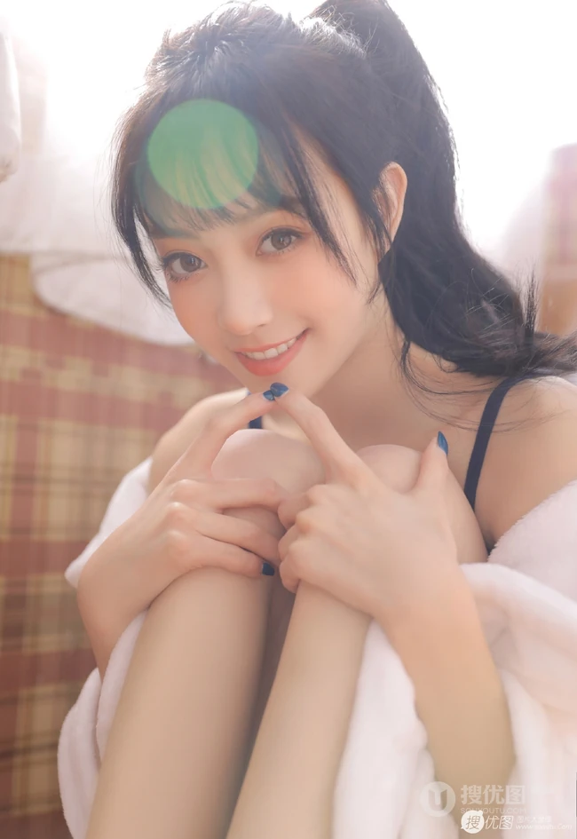 高颜值苗条白皙浅粉小妹小姐姐肩带背心牛仔热裤气质文艺写真