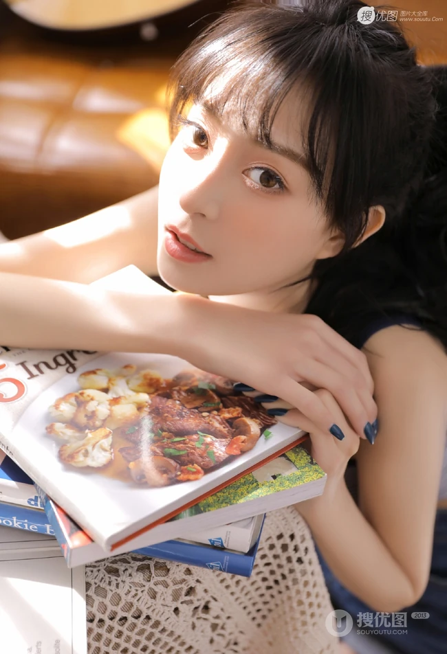 高颜值苗条白皙浅粉小妹小姐姐肩带背心牛仔热裤气质文艺写真