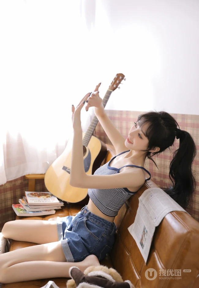 高颜值苗条白皙浅粉小妹小姐姐肩带背心牛仔热裤气质文艺写真