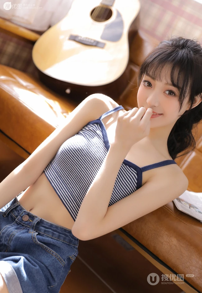 高颜值苗条白皙浅粉小妹小姐姐肩带背心牛仔热裤气质文艺写真
