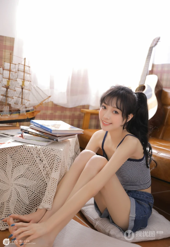 高颜值苗条白皙浅粉小妹小姐姐肩带背心牛仔热裤气质文艺写真
