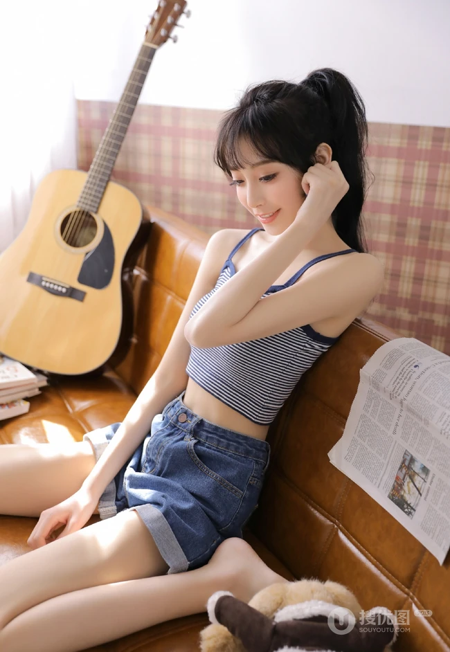 高颜值苗条白皙浅粉小妹小姐姐肩带背心牛仔热裤气质文艺写真
