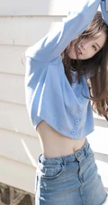 海边浅粉女生小妹蓝衣短裙吸睛荡魄戏水露纤细线条线条感写真图片