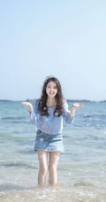 海边浅粉女生小妹蓝衣短裙吸睛荡魄戏水露纤细线条线条感写真图片