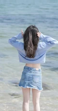 海边浅粉女生小妹蓝衣短裙吸睛荡魄戏水露纤细线条线条感写真图片