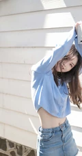 海边浅粉女生小妹蓝衣短裙吸睛荡魄戏水露纤细线条线条感写真图片