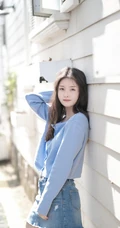 海边浅粉女生小妹蓝衣短裙吸睛荡魄戏水露纤细线条线条感写真图片