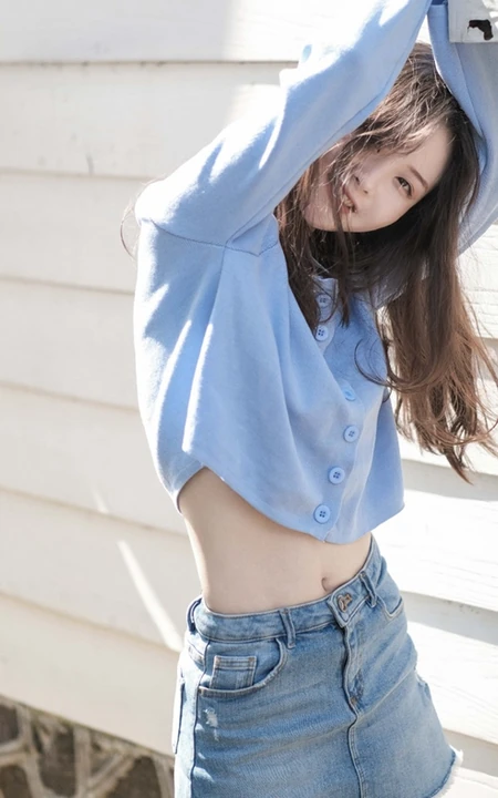海边浅粉女生小妹蓝衣短裙吸睛荡魄戏水露纤细线条线条感写真图片