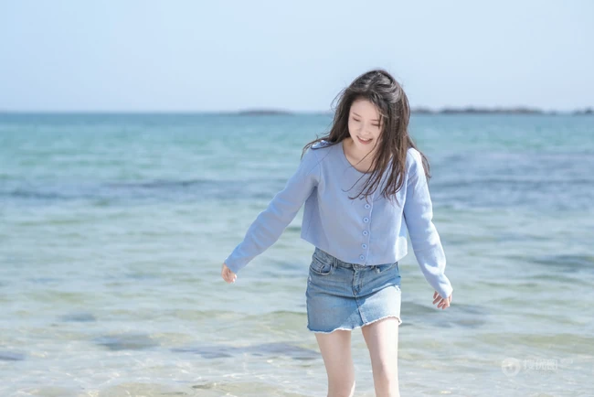 海边浅粉女生小妹蓝衣短裙吸睛荡魄戏水露纤细线条线条感写真图片