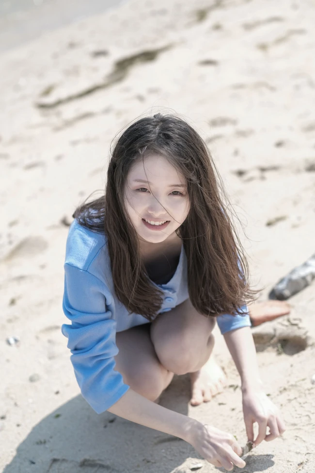 海边浅粉女生小妹蓝衣短裙吸睛荡魄戏水露纤细线条线条感写真图片
