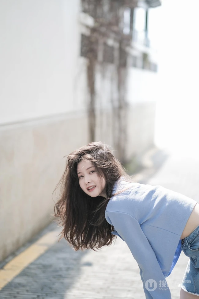 海边浅粉女生小妹蓝衣短裙吸睛荡魄戏水露纤细线条线条感写真图片