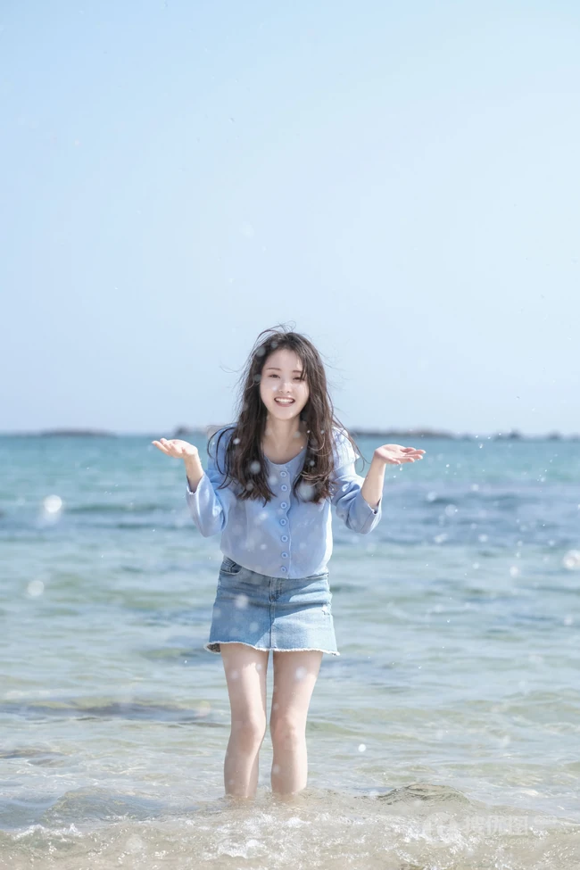 海边浅粉女生小妹蓝衣短裙吸睛荡魄戏水露纤细线条线条感写真图片