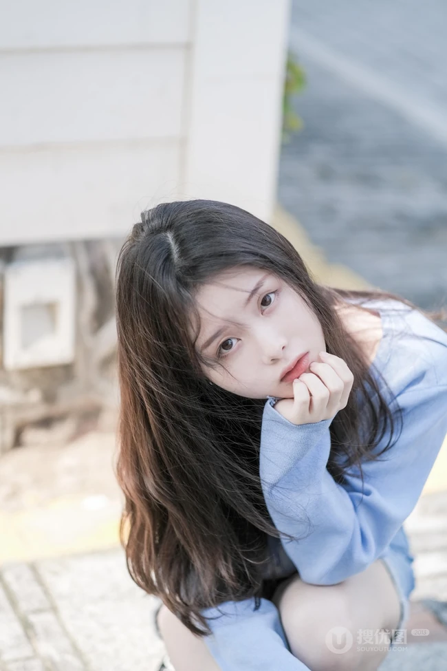 海边浅粉女生小妹蓝衣短裙吸睛荡魄戏水露纤细线条线条感写真图片