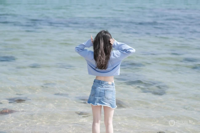 海边浅粉女生小妹蓝衣短裙吸睛荡魄戏水露纤细线条线条感写真图片