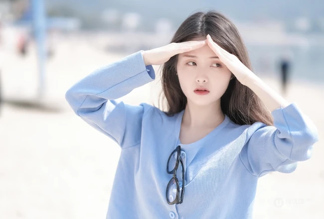 海边浅粉女生小妹蓝衣短裙吸睛荡魄戏水露纤细线条线条感写真图片