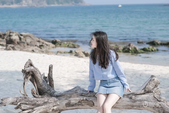 海边浅粉女生小妹蓝衣短裙吸睛荡魄戏水露纤细线条线条感写真图片