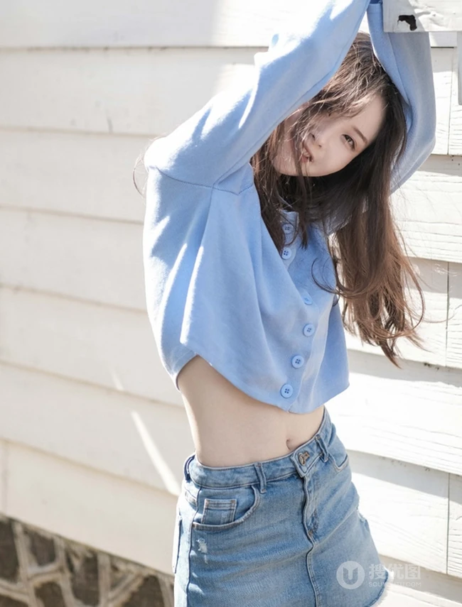 海边浅粉女生小妹蓝衣短裙吸睛荡魄戏水露纤细线条线条感写真图片