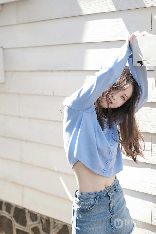 海边浅粉女生小妹蓝衣短裙吸睛荡魄戏水露纤细线条线条感写真图片