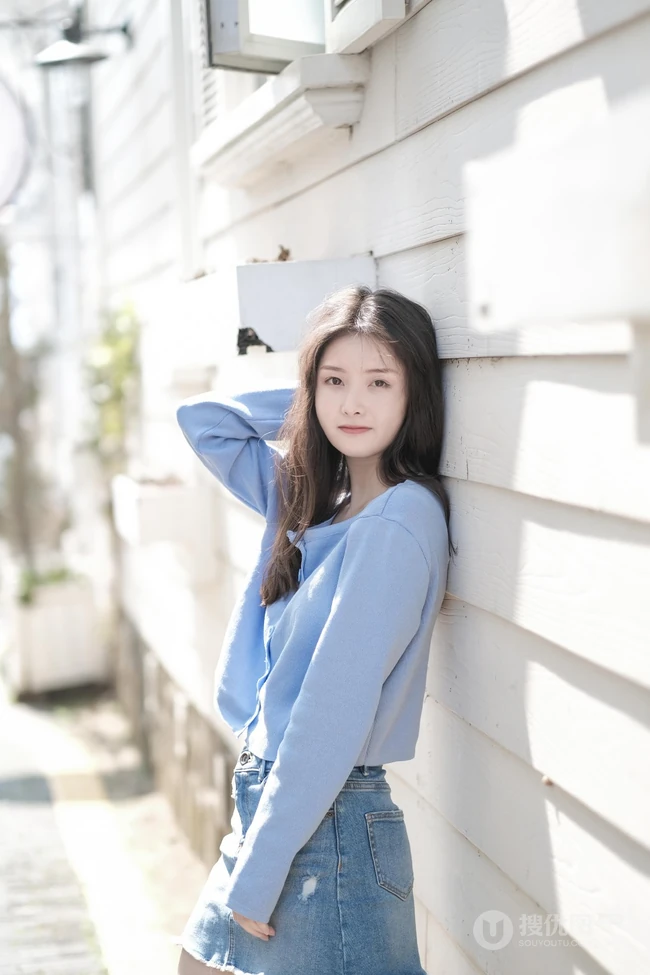 海边浅粉女生小妹蓝衣短裙吸睛荡魄戏水露纤细线条线条感写真图片