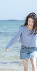 海边浅粉女生小妹蓝衣短裙吸睛荡魄戏水露纤细线条线条感写真图片