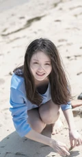 海边浅粉女生小妹蓝衣短裙吸睛荡魄戏水露纤细线条线条感写真图片