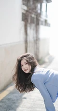 海边浅粉女生小妹蓝衣短裙吸睛荡魄戏水露纤细线条线条感写真图片