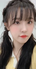 女生歌手宋雨琦微博晒嘟嘴卖萌可爱自拍照片