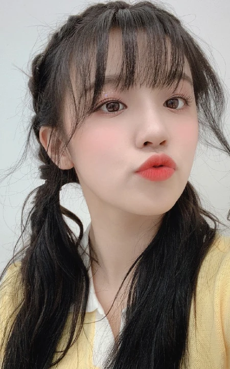 女生歌手宋雨琦微博晒嘟嘴卖萌可爱自拍照片