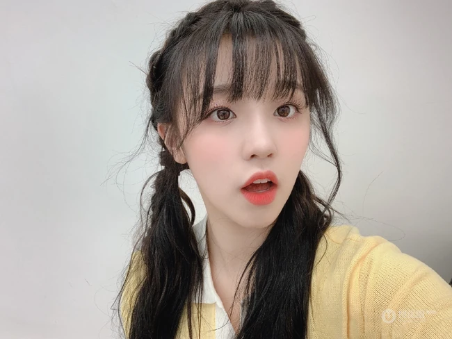 女生歌手宋雨琦微博晒嘟嘴卖萌可爱自拍照片