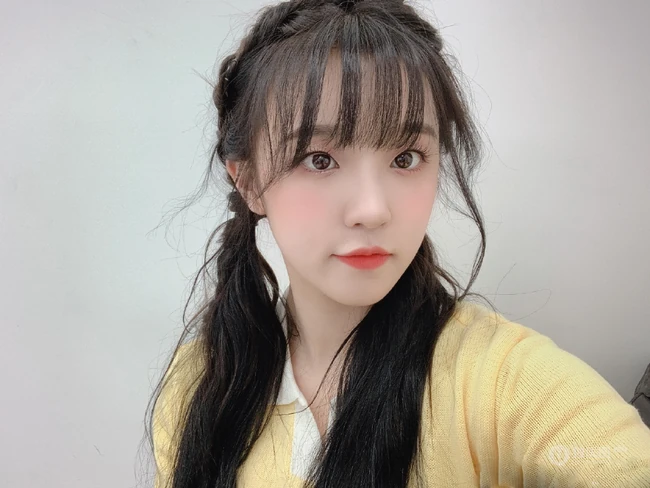 女生歌手宋雨琦微博晒嘟嘴卖萌可爱自拍照片