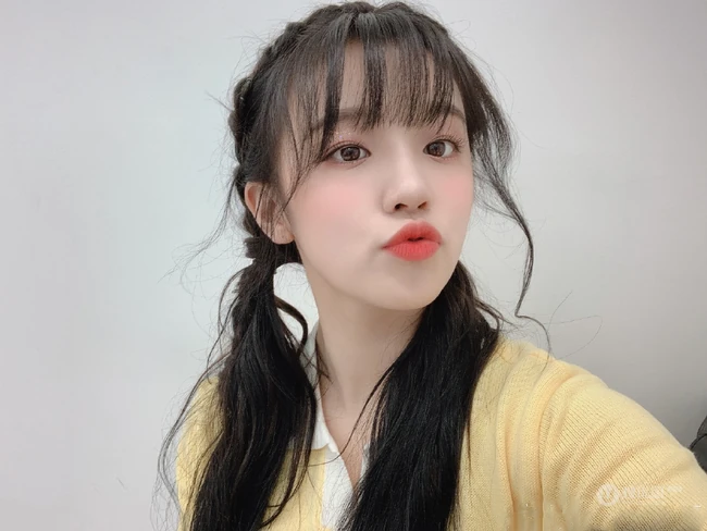 女生歌手宋雨琦微博晒嘟嘴卖萌可爱自拍照片