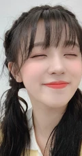 女生歌手宋雨琦微博晒嘟嘴卖萌可爱自拍照片