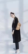 古力娜扎简易高扎丸子头造型搭配黑色大衣利落写真图片