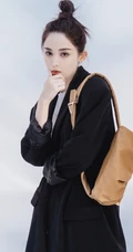 古力娜扎简易高扎丸子头造型搭配黑色大衣利落写真图片