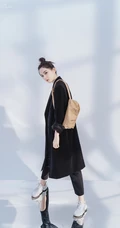 古力娜扎简易高扎丸子头造型搭配黑色大衣利落写真图片