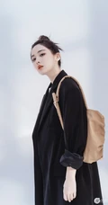 古力娜扎简易高扎丸子头造型搭配黑色大衣利落写真图片
