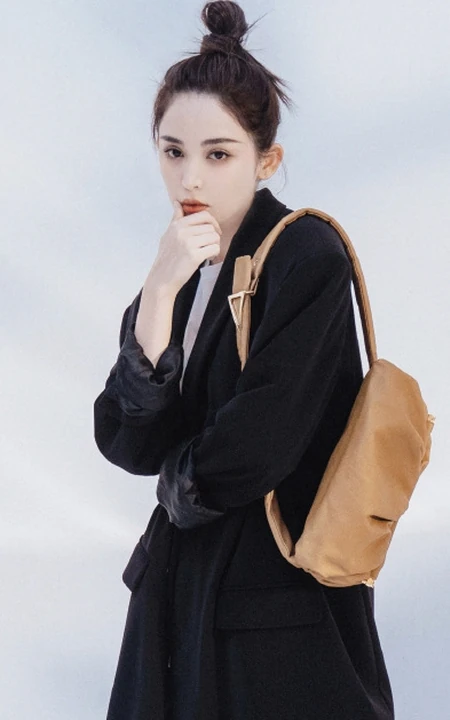 古力娜扎简易高扎丸子头造型搭配黑色大衣利落写真图片