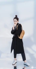 古力娜扎简易高扎丸子头造型搭配黑色大衣利落写真图片