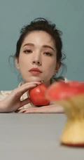 许玮甯手拿苹果优雅居家写真，竖纹衬衣丸子头，干净动人