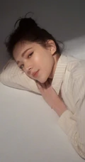 许玮甯手拿苹果优雅居家写真，竖纹衬衣丸子头，干净动人