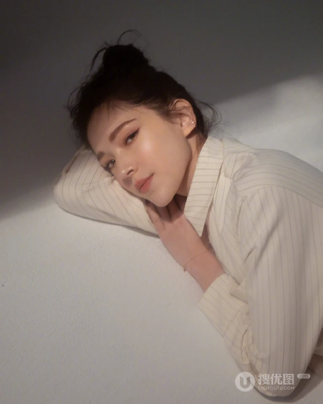 许玮甯手拿苹果优雅居家写真，竖纹衬衣丸子头，干净动人
