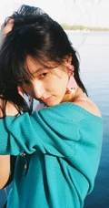 王悦伊公园湖边复古意境美照，V领上衣搭牛仔裤色彩复古照旧